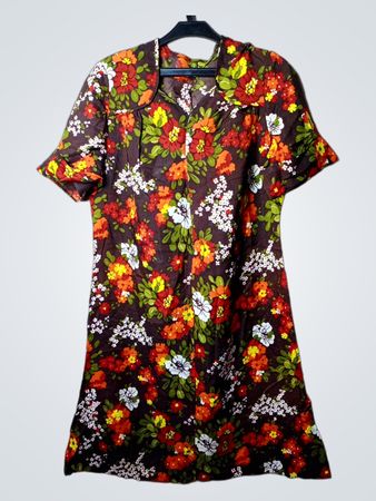 Braunes Kleid mit Blumenmuster