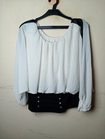 Weiße und schwarze Bluse