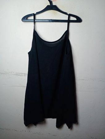 Schwarzes Trägerkleid mit Spaghetti-Trägern