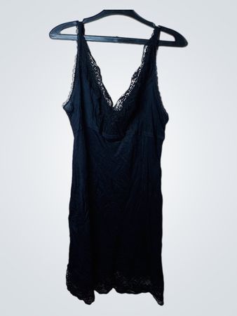 Schwarzes Spitzensaum-Unterkleid