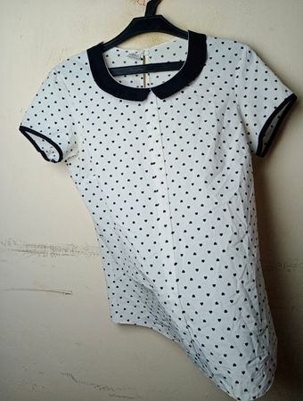 Temperley weiße Bluse mit kurzen Ärmeln, schwarzem Herzmotiv und Bubikragen