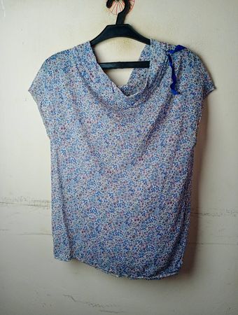 Oberteil mit Wasserfallausschnitt und Blumenmuster, mit blauem Bandakzent