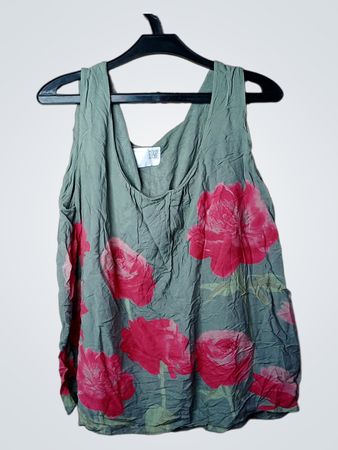 Grünes ärmelloses Top mit rosa Blumenmuster