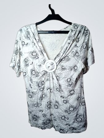 Weißes T-Shirt mit Blumenmuster und Ringdetail