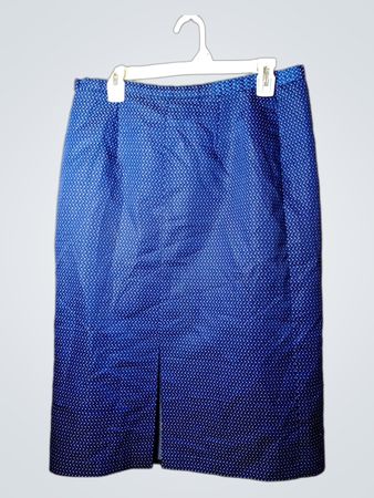Blauer Bleistiftrock mit weißen Punkten