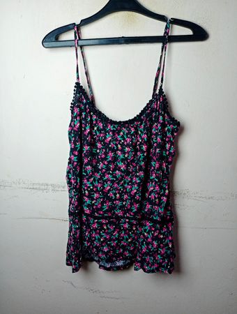 Janina Camisole mit schwarzen Blumenmuster, Spaghettiträgern und Pompon-Besatz