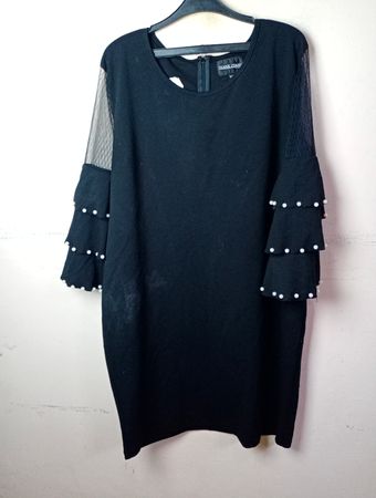 Schwarzes Kleid mit Mesh-Ärmeln und gerafften Perlenverzierungen
