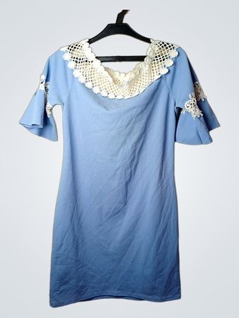 Blaues Kleid mit weißer Häkelborte