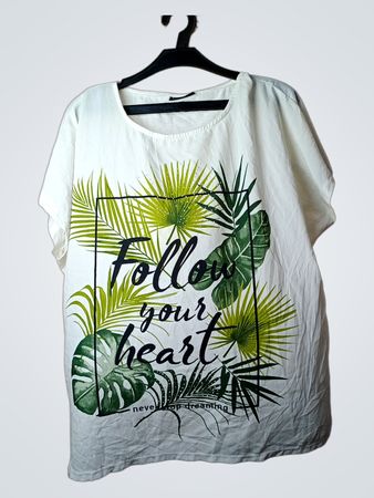 Weißes T-Shirt mit tropischem Blattmuster und „Follow Your Heart“-Grafik