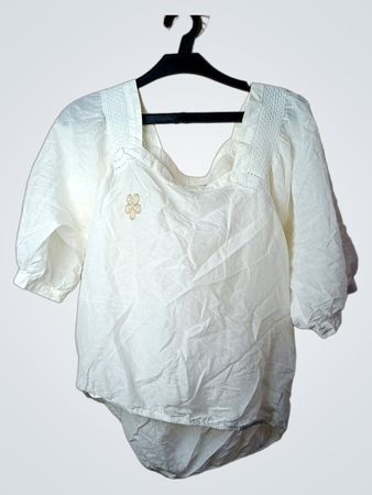 Nymphen-weiße Bluse mit Blumen-Detail