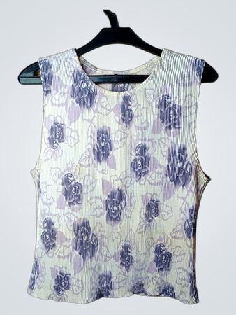 Faltenverziertes ärmelloses Oberteil mit Blumenmuster