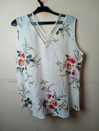 Weißes ärmelloses Oberteil mit Blumenmuster