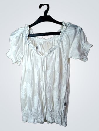 Weiße Bluse mit gerafften Puffärmeln
