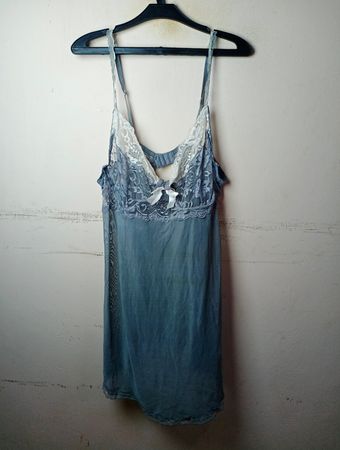 Slipkleid mit blauer Spitzenkante