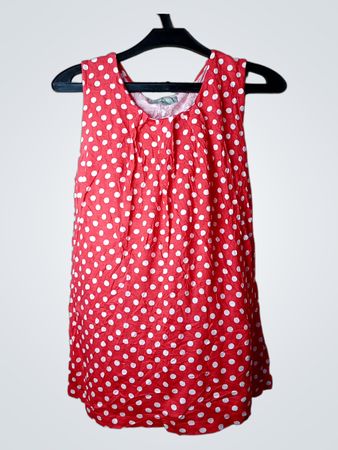 Rotes ärmelloses Oberteil mit weißen Punkten