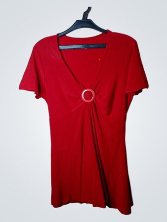 Rotes V-Ausschnitt-T-Shirt mit pinker Ringdetailierung