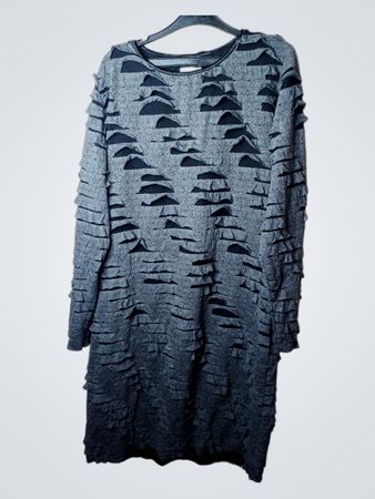 ALLISON graues Kleid mit Struktur und Cut-out-Details