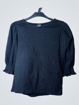 Schwarzes Top mit Puffärmeln