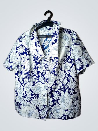 Blaues und weißes Blumenmuster Kurzarmhemd
