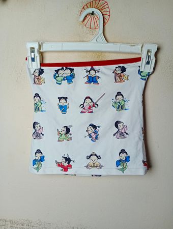 Weißes trägerloses Oberteil mit Cartoon-Figuren
