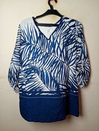 Weiße und blaue Blattmuster-Bluse