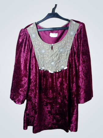Samtkleid mit verziertem Ausschnitt