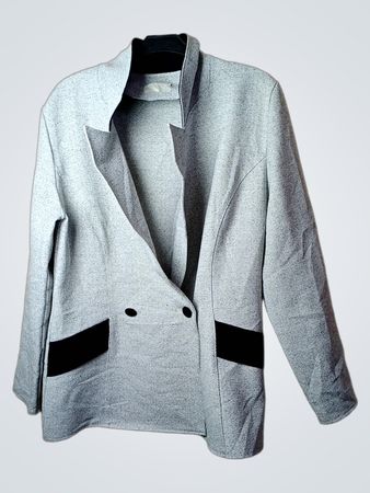 Hellgrauer zweireihiger Blazer mit schwarzen Taschen