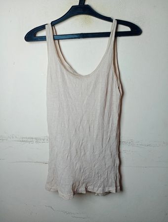 ÜBER DAS RIPPENSTRICK-TANKTOP