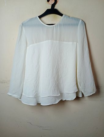 Weiße Bluse mit langen Ärmeln