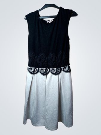 ANNA FIELD schwarzes und weißes ärmelloses Kleid mit Spitzenbesatz