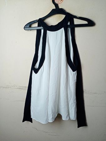 Weißes und schwarzes ärmelloses Top