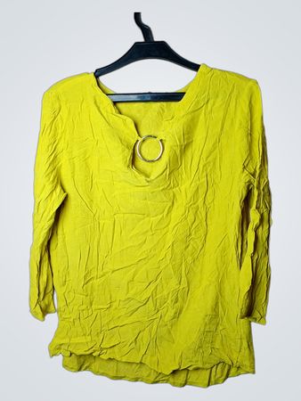 Gelbe Bluse mit Ringdetail