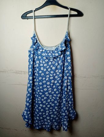 Blaues Slipkleid mit Blumenmuster und gerüschtem Saum