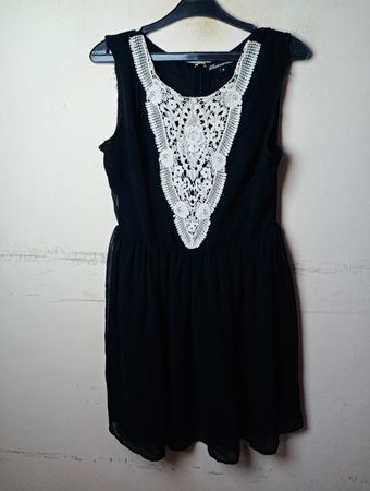 Schwarzes Kleid mit Spitzenbesatz