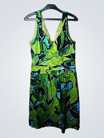 Grünes Blumenkleid mit V-Ausschnitt
