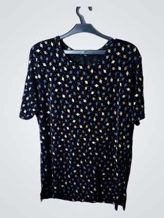 Schwarzes T-Shirt mit Planetenaufdruck
