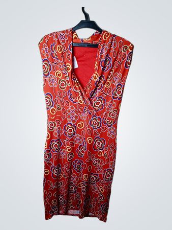Rotes ärmelloses Kleid mit floralem Muster