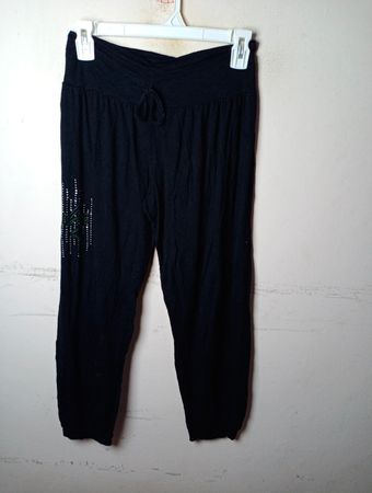 Schwarze Hose mit Verzierungen
