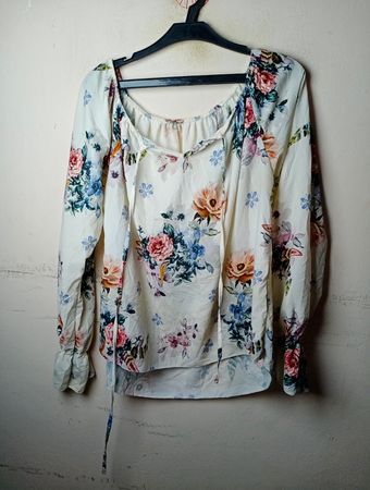 Weiße Bluse mit Blumenmuster und langen Ärmeln