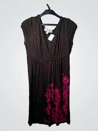 Braunes ärmelloses Kleid mit rosa Blumenmuster