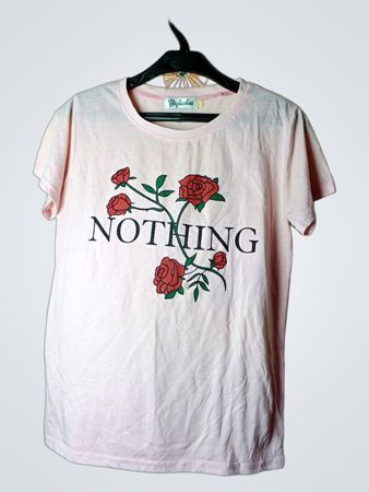 Pinkes T‑Shirt mit „NOTHING“ und Rosenmotiv