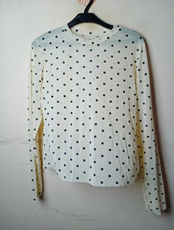 Cremefarbiges Langarmshirt mit Polka-Dots