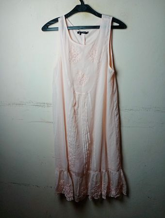 Rut & Circle Pink ärmelloses Kleid mit Rüschensaum