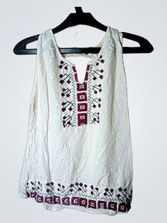 Weißes ärmelloses Top mit Stickerei