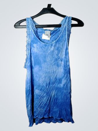 Blaues Batik-Top mit Spitze am Saum