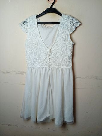 Weißes Spitzenkleid