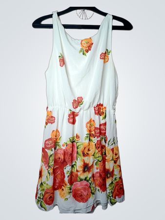 Weißes Blumenkleid