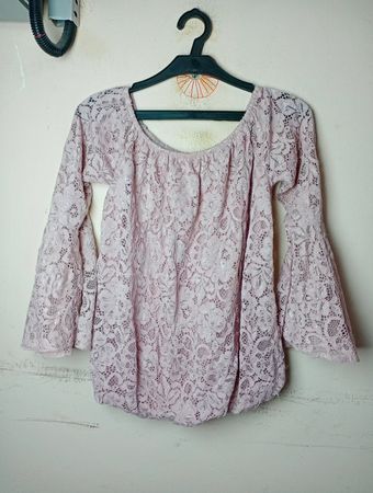 Rosa Spitzen-Top mit schulterfreiem Schnitt