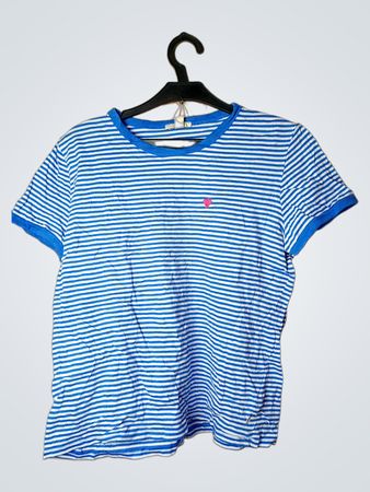 Blau-weiß gestreiftes T-Shirt mit rosa Herz