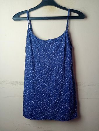Blaues Trägertop mit Blumenmuster